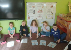 Dzieci pozują z dyplomami podczas obchodów Dnia Języka Ojczystego