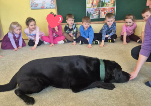 Dzieci wspólnie wykonują ćwiczenie