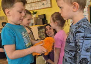 Dzieci uczą się, jak podchodzić i gdzie głasać psa