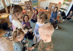 Dzieci pokazują, gdzie należy głaskać psa