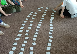 Dzieci grają w "skarpetkowe memory"