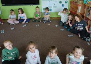 Dzieci prezentują rozwiązane zadanie