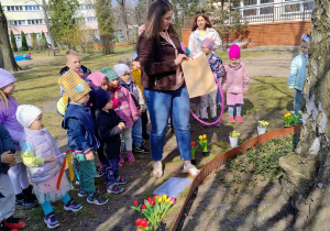 Pani Agata otwiera kopertę z zadaniem
