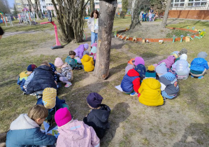 Dzieci w zespołach układają puzzle - wiosenne kwiaty