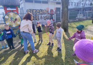 Dzieci w zadaniu - przełóż hula - hop