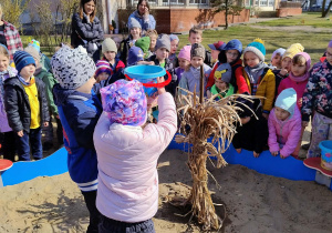 Chłopcy polewają marzannę wodą