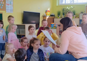 Pani Agata odczytuje dzieciom list od pani wiosny