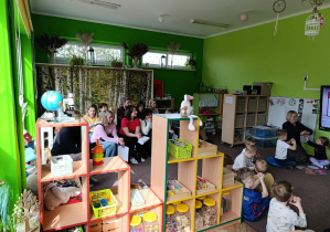 Nauczyciel prowadzi zabawę muzyczno - ruchową "Tygodniowa powitanka"