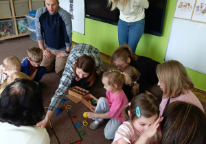 Rodzice wraz z dziećmi układają pojazd inspirując się wierszem J. Tuwima "Lokomotywa"