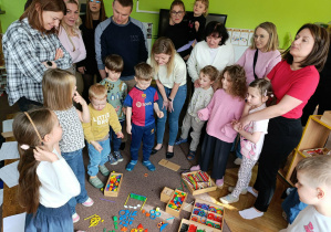 Rodzice i dzieci oglądają swoje prace