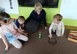 Dzieci układają Dary Froebla