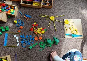 Rodzice z dziećmi ułożyli ilustrację do wiersza J. Brzechwy "Kaczka Dziwaczka"