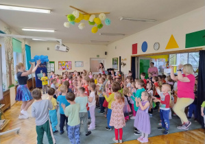 Dzieci i nauczyciele klaszczą