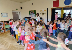 Dzieci robią pociąg