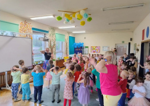 Dzieci i nauczyciele tańczą makarenę