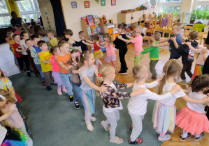 Dzieci tworzą pociąg do muzyki
