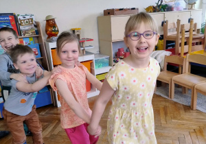 Dwie dziewczynki i dwóch chłopców podczas tańca