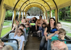 Dzieci jadą wozem