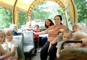 Dzieci z nauczycielami jadą wozem