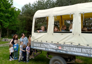 Dzieci wsiadają do wozu