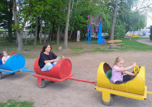 Dzieci i pani Asia jadą w wagonikach