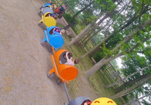 Przejażdżka dzieci w wagonikach
