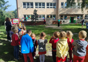 Spotkanie dzieci i nauczycieli w ogrodzie przedszkolnym