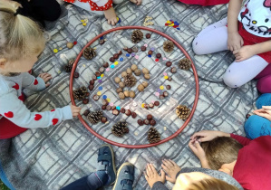 Mandala z materiałów naturalnych - kasztany, szyszki
