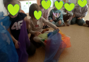 Dzieci wybierają kolorowe chusty tiulowe