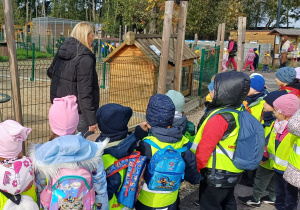 Dzieci zwiedzają ZOO wraz z przewodnikiem