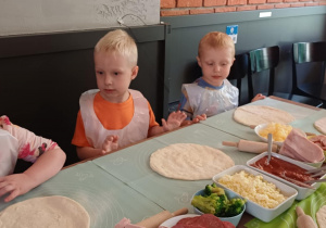 Dzieci oczekują na przygotowywanie pizzy