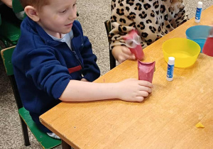 Dzieci wykonują papierową sowę