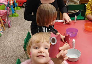 Dziewczynka prezentuje swoje dzieło