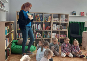 Dzieci poznają budowę książki