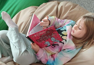 Dziewczynka czyta książkę