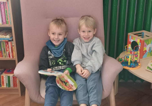 Chłopcy oglądają książkę