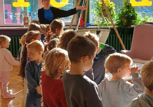 Frebelki na warsztatach czytelniczych w bibliotece