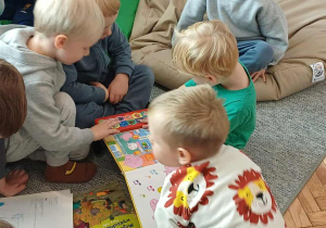 Dzieci oglądają książki