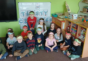 Dzieci pozują do wspólnego zdjęcia