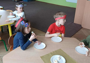 Dzieci jedzą faworki