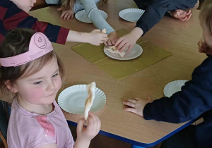 Dzieci częstują się faworkami