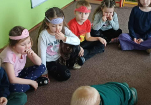 Chłopiec wybiera obrazki pasujące do świata dinozaurów