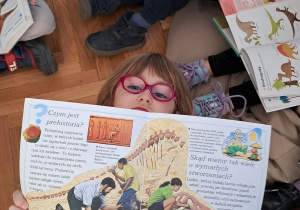 Dziewczynka prezentuje książkę