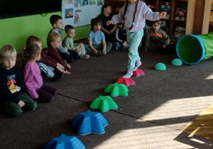 Dzieci pokonują tor przeszkód