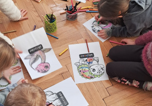 Dzieci kolorują dinozaury