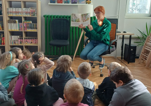 Dzieci słuchają bajki o Kubusiu Puchatku