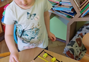 Dzieci układają obrazki do wierszy o zwierzętach