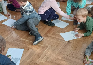 Dzieci rysują wiosnę