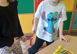 Dzieci układają zwierzęta egzotyczne z Darów Froebla