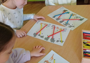 Dzieci wykonują zadanie "Znajdź cień"